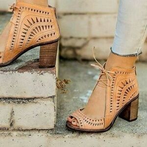 Jeffrey Campbell 7 tan leather open toe heels with cut outs lace up great cond